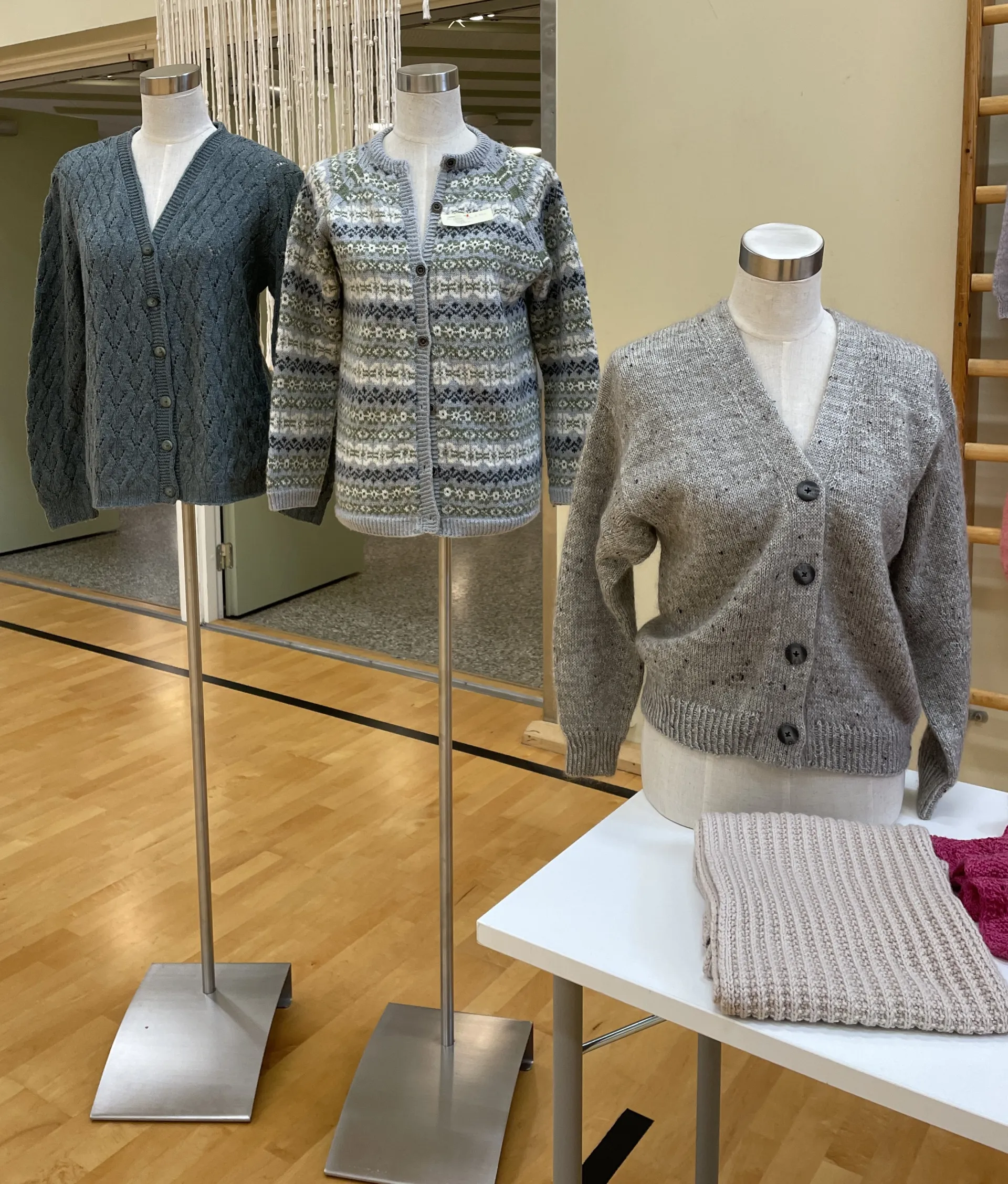 KreativaHander ytteresse stickade trojor2