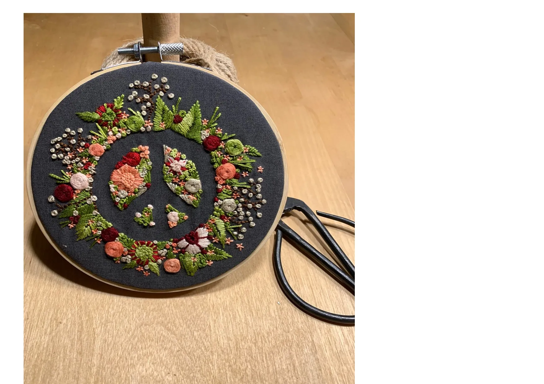 ModernaBroderierVt26 blomtavla peace